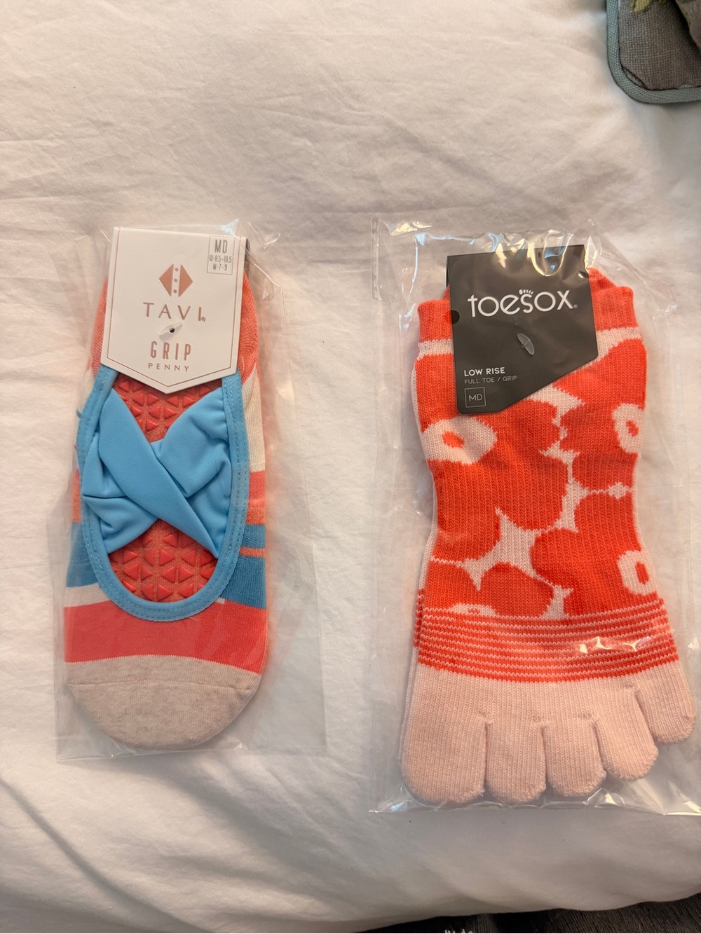 toesox Coral Floral Low-Rise Toe Socks with Blue-Trim No-Show Grip Pair